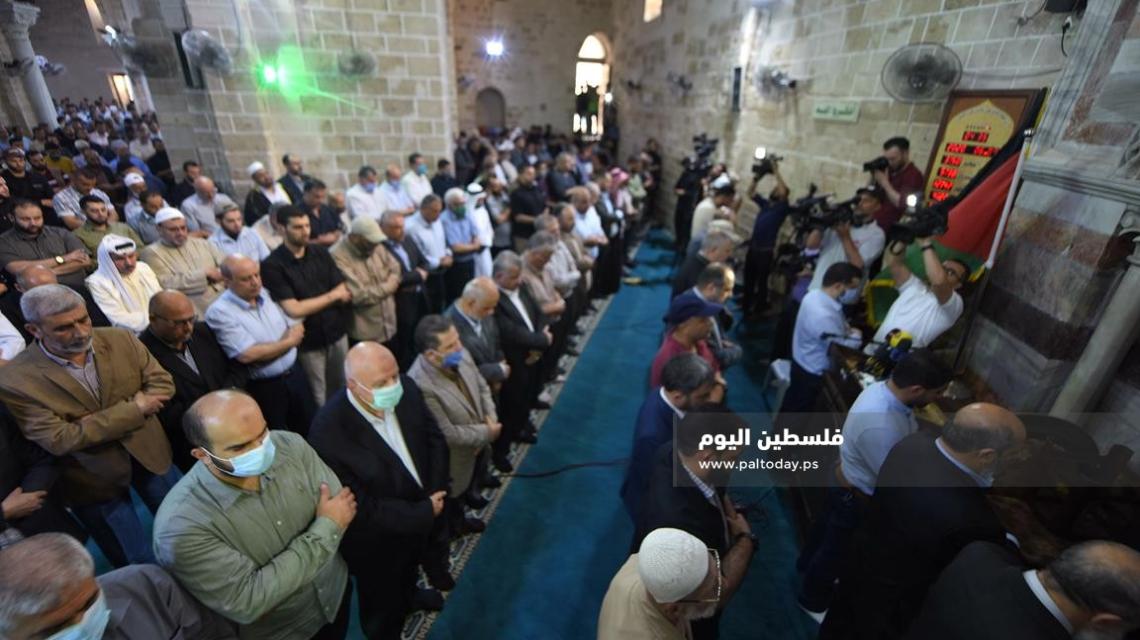 جماهير غزة تصلي صلاة الغائب على الأمين العام السابق للجهاد الإسلامي، الراحل الدكتور رمضان شلح.