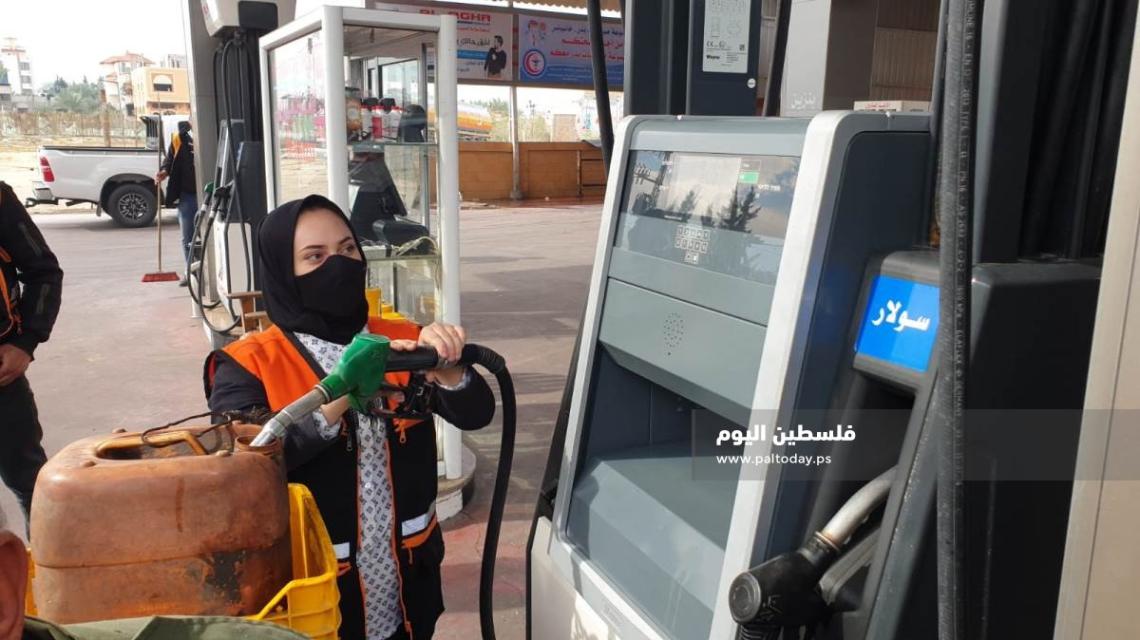 سلمى النجار أول فتاة عاملة في مجال محطات البترول بمدينة خانيونس جنوب قطاع غزة