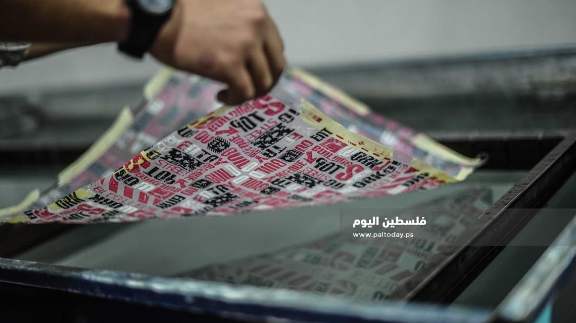 العسولي .. قصة خريج تحدى البطالة ليفتتح أول مشروع للطباعة المائية في قطاع غزة