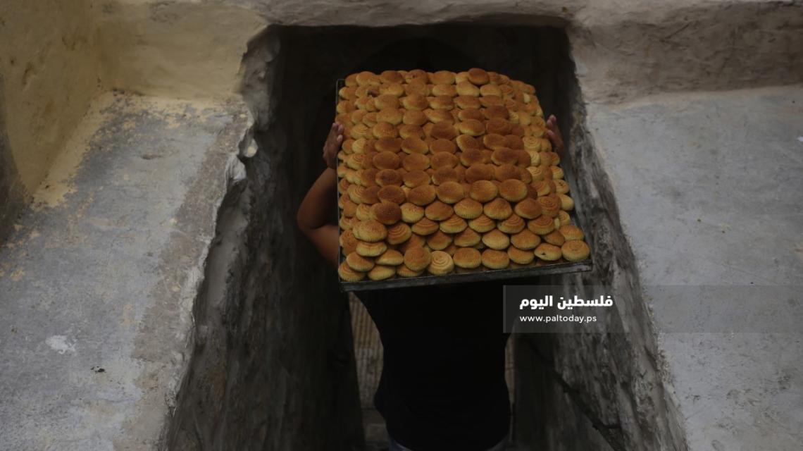  خبازون يعدون كعك العيد "المعمول" استعداداً لعيد الأضحى