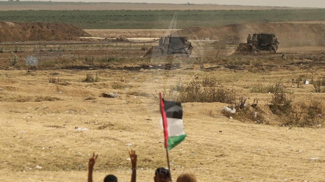 الاحتلال ينصب اسلاك شائكة بعد أن سحبها الشبان في جمعة حرق العلم
