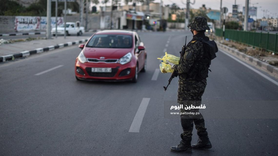 سرايا القدس فى مدينة خانيونس توزع الماء والتمر على السائقين على شارع صلاح الدين قبيل أدان المغرب 