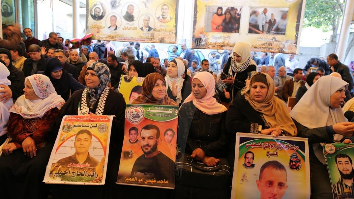 اعتصام اهالى الاسرى امام مقر الصليب الاحمر بمدينة غزة