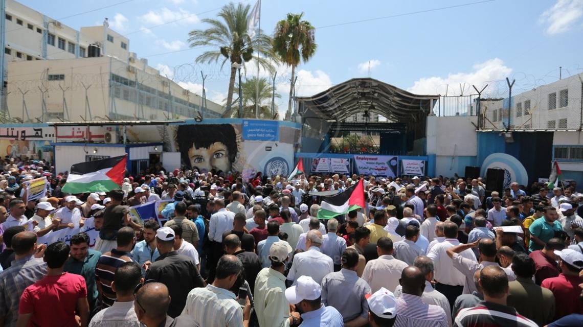 وقفة للقوى الوطنية والمعتصمين أمام مقر الاونروا للتعبير عن فصل عدد من الموظفين