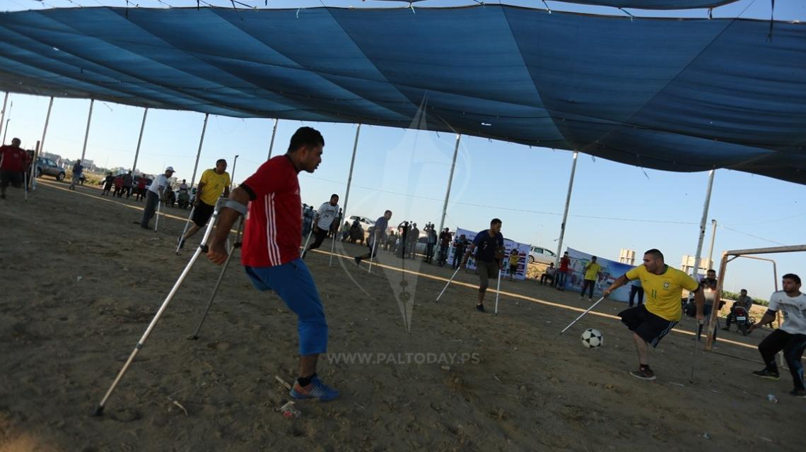 اقامة مباراة كرة قدم بين مجموعة من المصابين برصاص الاحتلال شرق غزة تزامنا مع انطلاق كأس العالم في روسيا