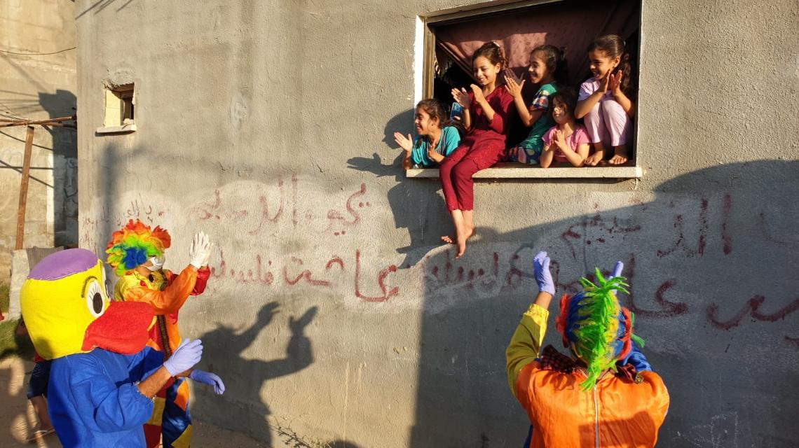 مهرّجون ينشرون البهجة بين الأطفال في ظل كورونا والحجر المنزلي  