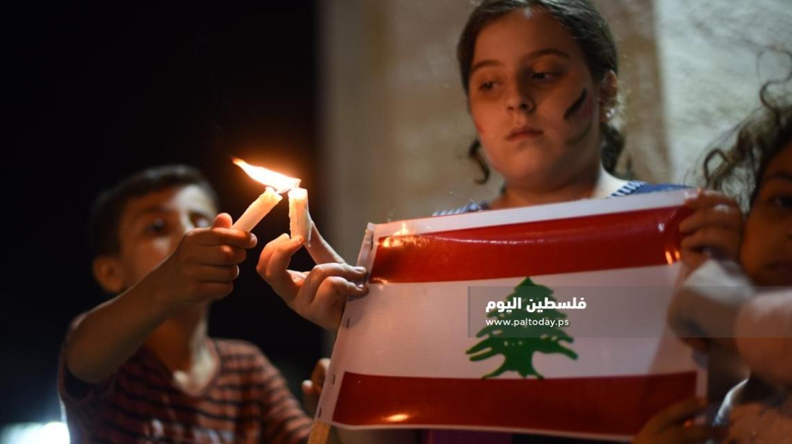أاطفال رفح ينظمون وقفة شموع تضامنية مع لبنان 