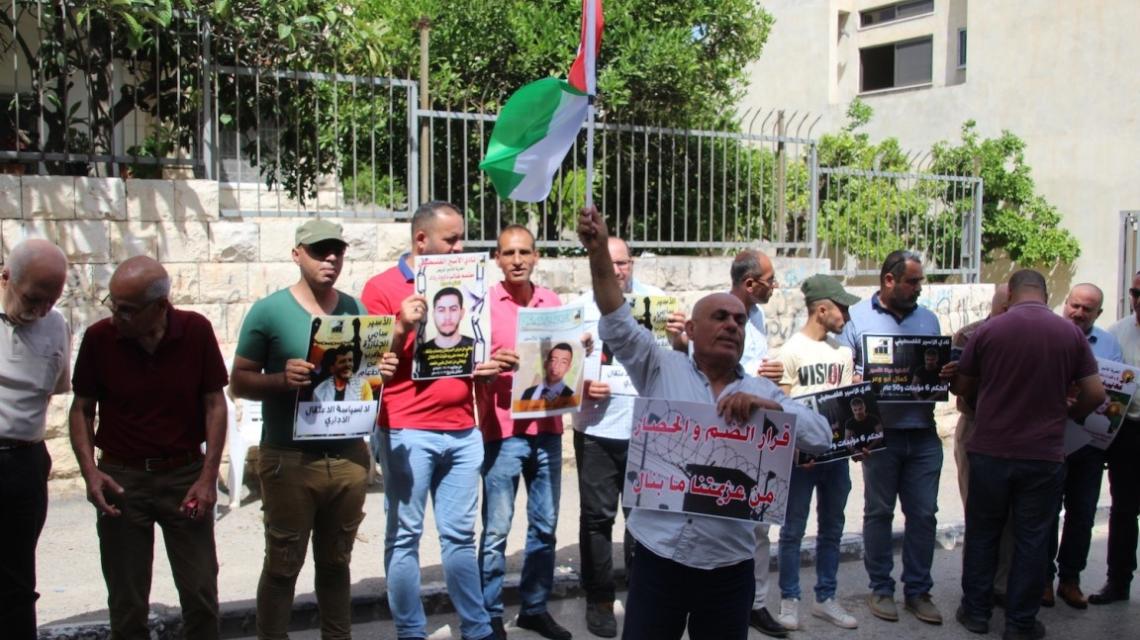 اعتصام اهالي الاسرى امام مبنى الصليب الاحمر‎ في طولكرم