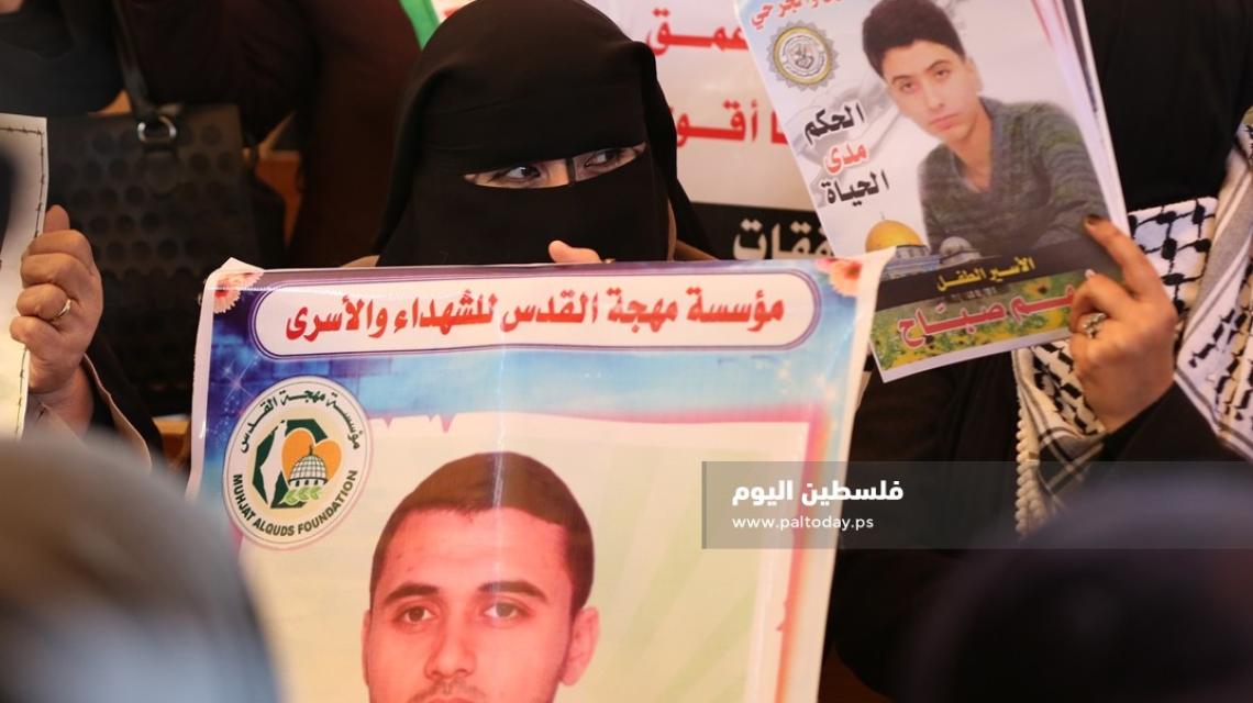 اعتصام اهالى الاسرى امام مقر الصليب الاحمر بمدينة غزة