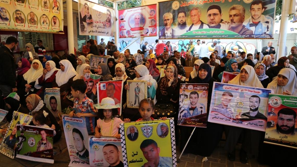 بالصور:اعتصام اهالى الاسرى امام الصليب الاحمر بمدينة غزة
