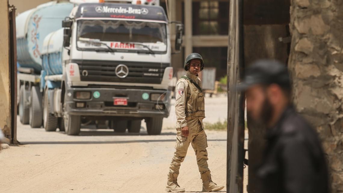 بالصور:دخول الوقود المصري إلى محطة كهرباء غزة