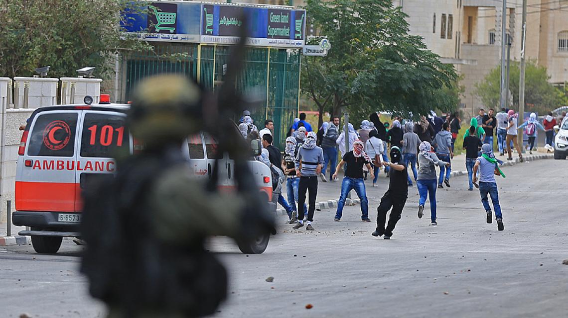 بالصور: تجدد المواجهات بين الشبان وقوات الإحتلال في حي البلوع شمال مدينة البيرة"تصوير: حذيفة سرور"