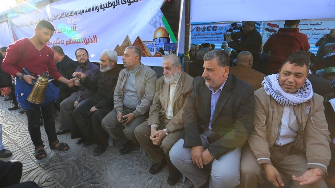 بالصور:المئات من الفلسطينين يؤمون خيمة العزاء التي أقيمت في ساحة الجندي وسط غزة تضامنا مع الشعب المصري