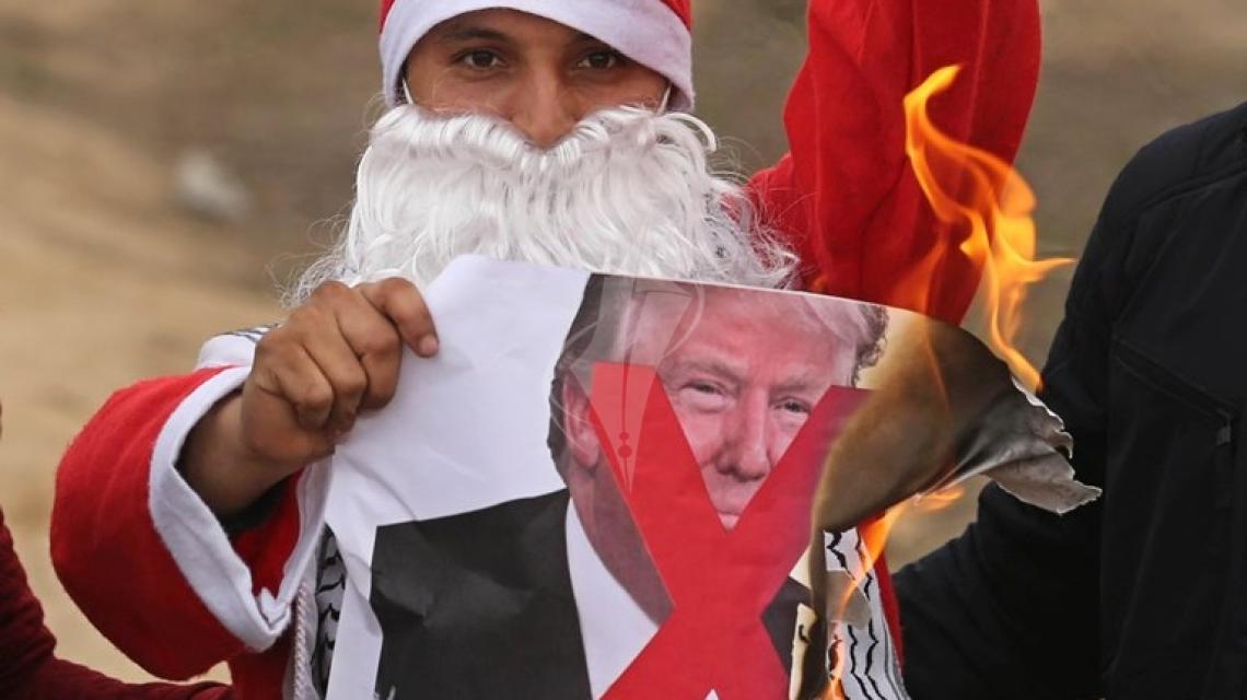 بالصور:"بابا نويل" يشارك في المواجهات مع الاحتلال شرق مدينة غزة