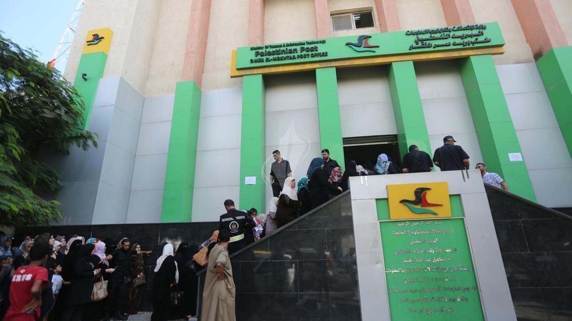 بالصور:صرف المنحة القطرية لرواتب موظفي غزة