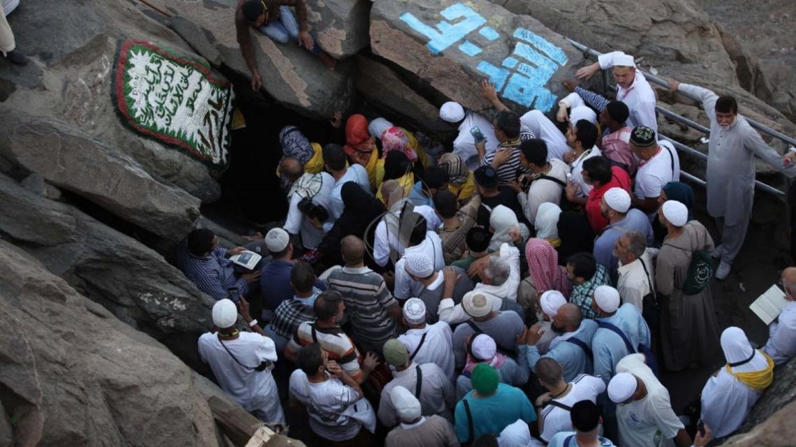 بالصور:الحجاج يزورون جبل النور وغار حراء فى مكة المكرمة