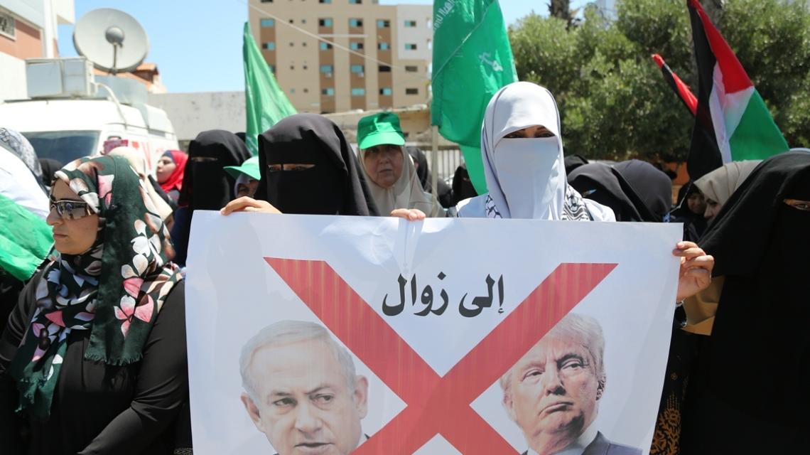 .بالصور: العمل النسائى لحماس ينظم وقفة رفض لقرار ترامب بحق المقاومة فى ساحة المجلس التشريعى بغزة