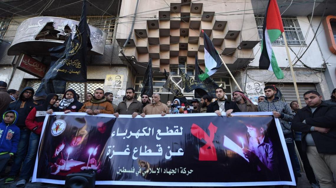 بالصور : حركة الجهاد تنظم وقفة إحتجاجية ضد سياسة قطع الكهرباء فى غزة