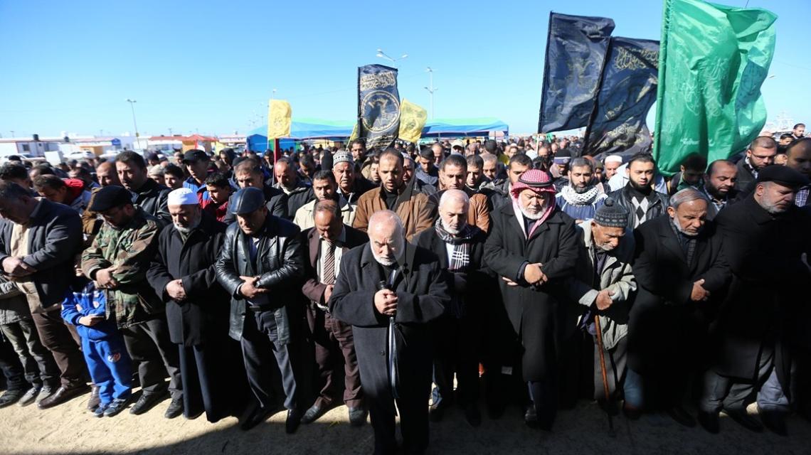 بالصور:غزة تؤدون صلاة الغائب على الصياد الشهيد"محمدالهسي"