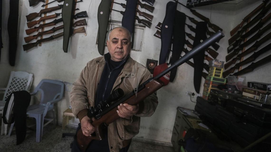 بالصور: أبو صقر خبير صيانة بنادق الصيد بغزة