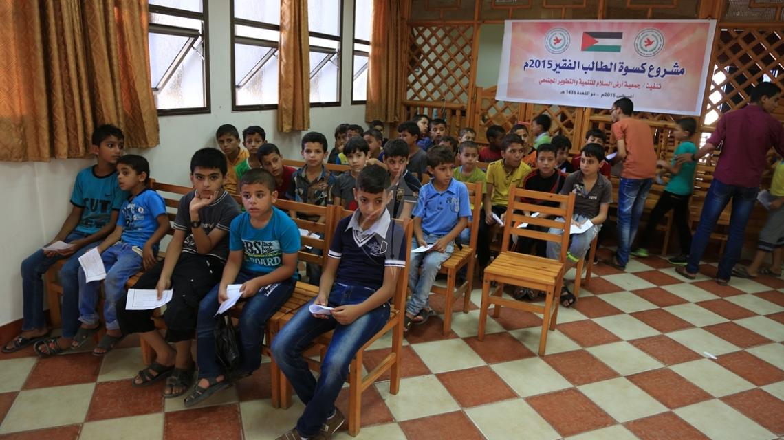 بالصور:جمعية أرض السلام تنفذ مشروع كسوة لطلاب المدارس بغزة