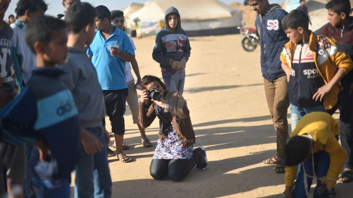 منة قديح 12 عام . اصغر مصورة تغطى الاحداث شرق خانيونس