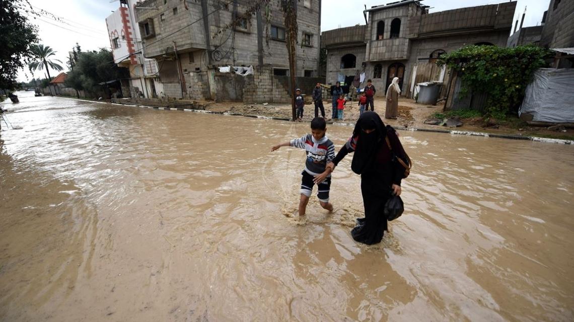 بالصور : الأمطار تغمر منازل المواطنين فى مدينة خانيونس