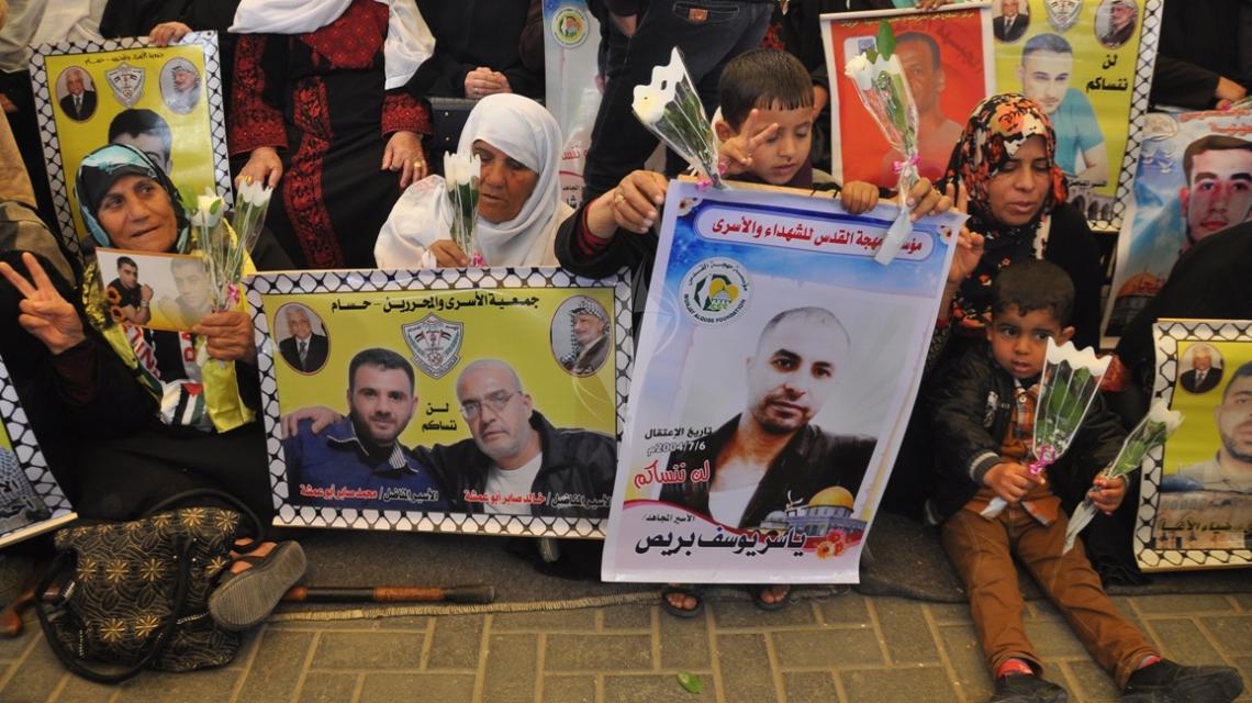 بالصور...اعتصام اهالي الاسرى داخل مقر الصليب الاحمر بغزة