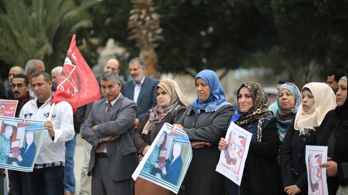 بالصور: وقفة لتابين فيدل كاسترو بغزة