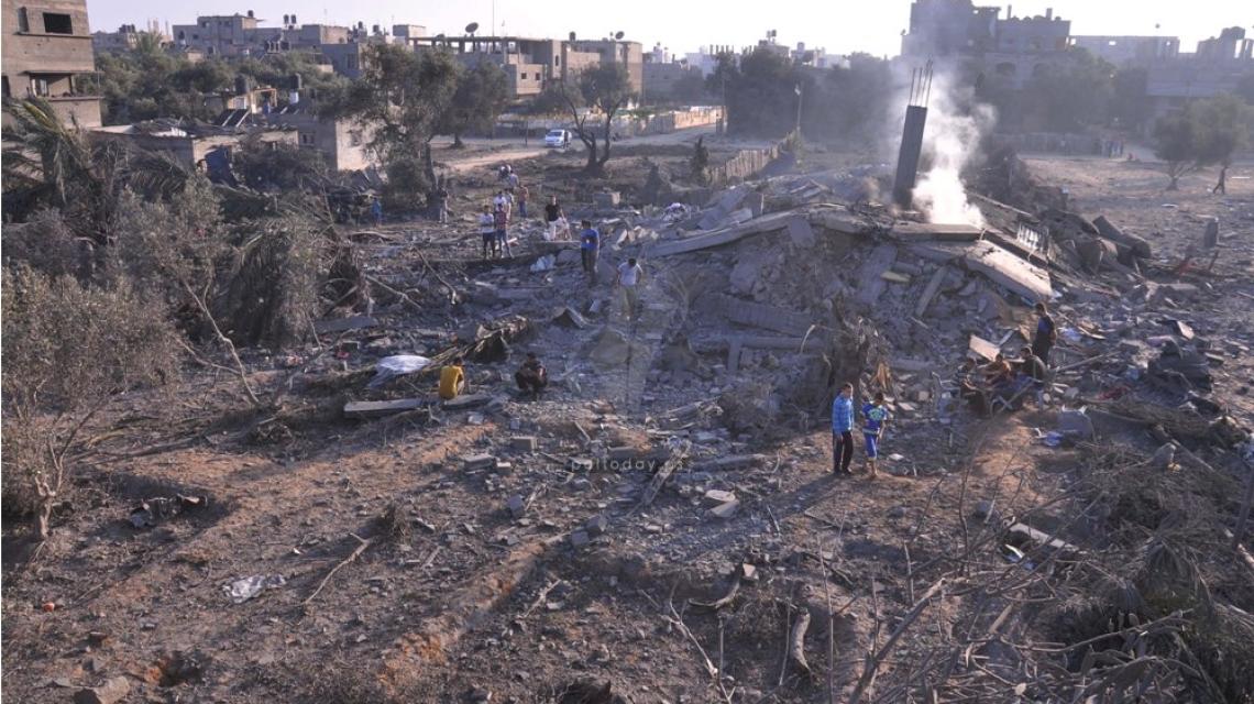 آثار الدمار الذي خلفه القصف الإسرائيلي على منازل المواطينن فجر اليوم