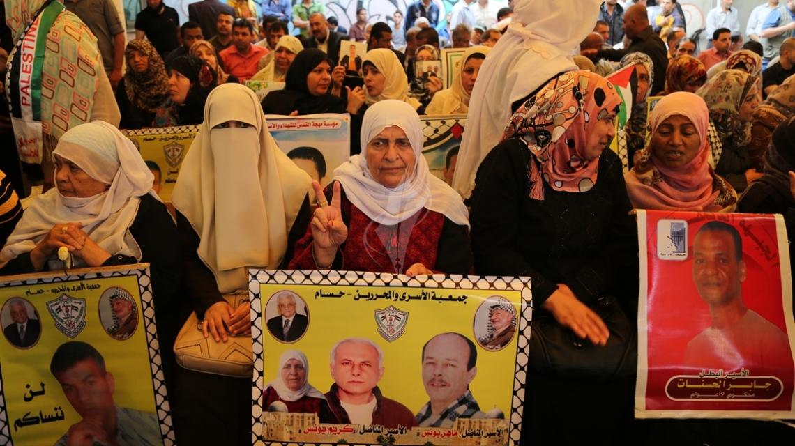 بالصور: إعتصام أهالى الأسرى الإسبوعى بمقر الصليب الأحمر بغزة