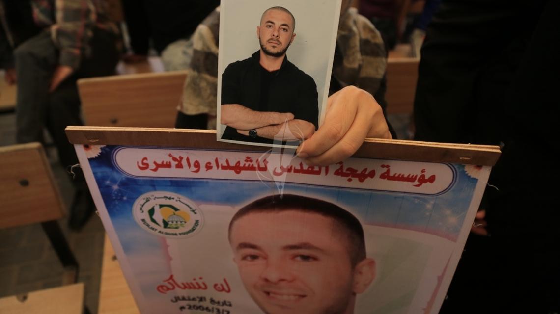 بالصور:اعتصام اهالى الاسرى امام مقر الصليب الاحمر بغزة