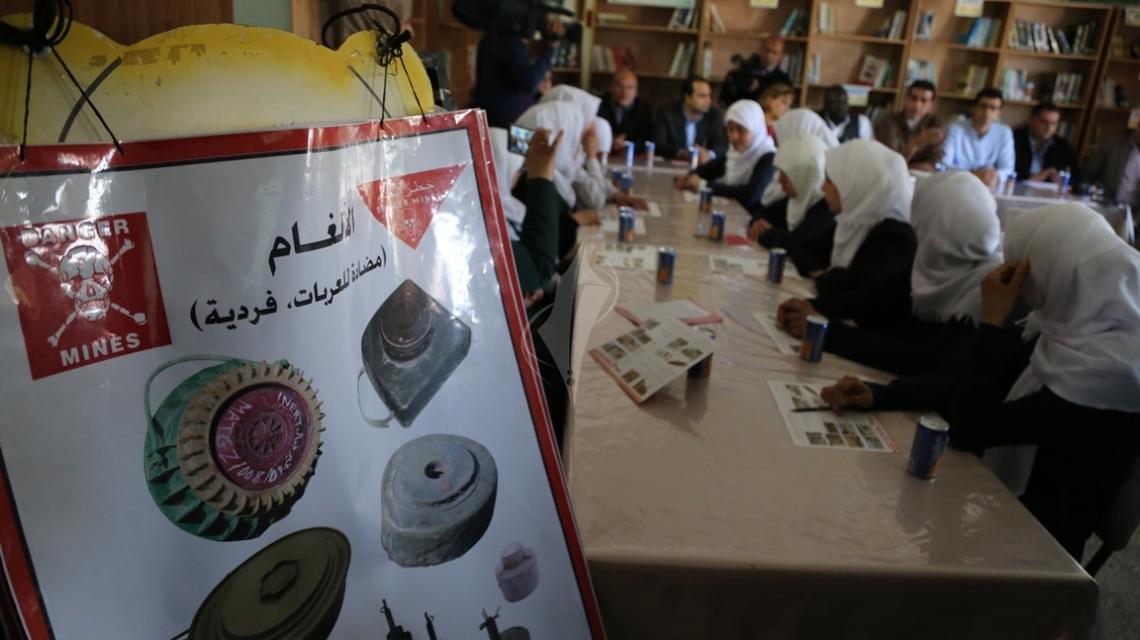 بالصور:ورشة توعوية حول مخاطر الألغام وكيفية التعامل معها لطلبة المدارس شرق غزة