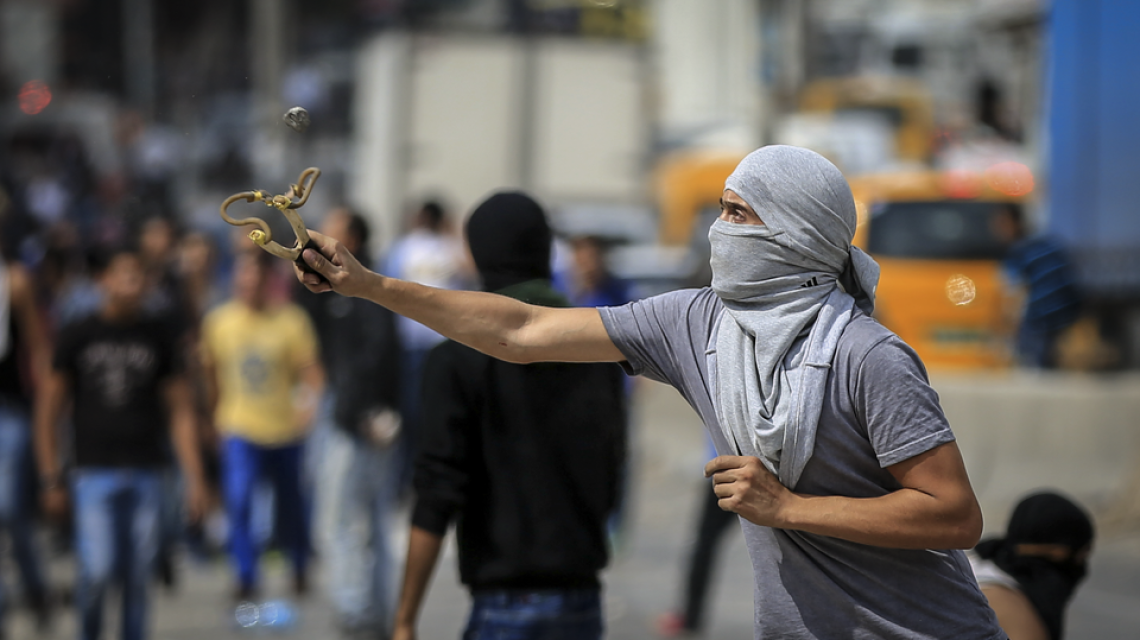 بالصور:جيش الاحتلال الاسرائيلي يقمع مظاهرة سلمية منددة بالانتهاكات بحق الأقصى والمقدسات قرب معبر قلنديا