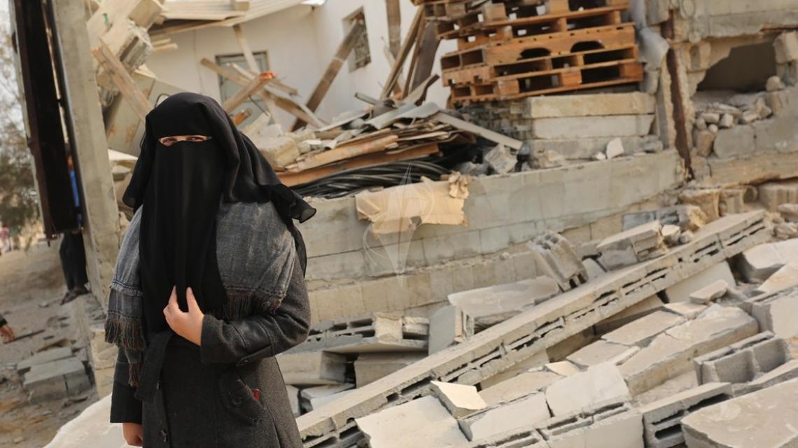 بالصور:آثار تضرر منازل المواطنين جراء القصف الإسرائيلي الذي استهدف موقع البحرية غرب خانيونس