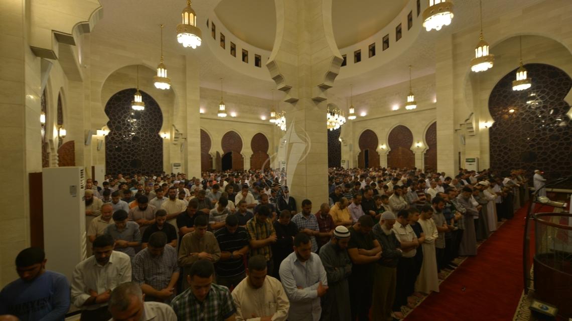 بالصور:صلاة التراويح من مسجد الخالدى على شاطئ بحر غزة في أول ليلة من شهر رمضان