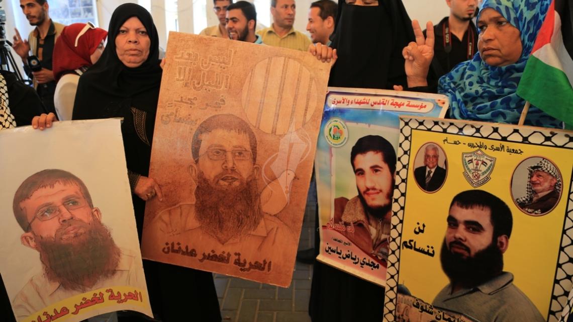 بالصور:اعتصام اهالى الاسرى امام الصليب الاحمر بمدينة غزة