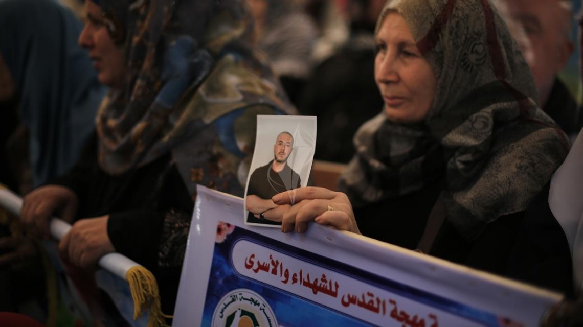 بالصور:اعتصام اهالى الاسرى امام مقر الصليب الاحمر بمدينة غزة