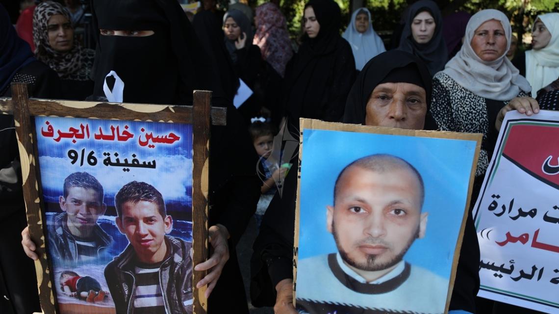 بالصور:أهالي المفقودين في البحر يعتصمون أمام مجلس الوزراء للمطالبة بالاهتمام بقضيتهم
