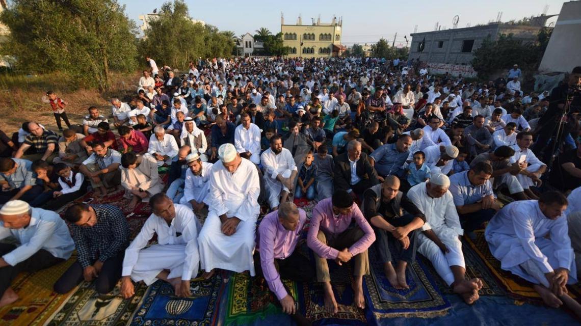 بالصور:الآلاف يؤدون صلاة عيد الفطر في مناطق متفرقة بالقطاع بدعوة من الجهاد الإسلامي