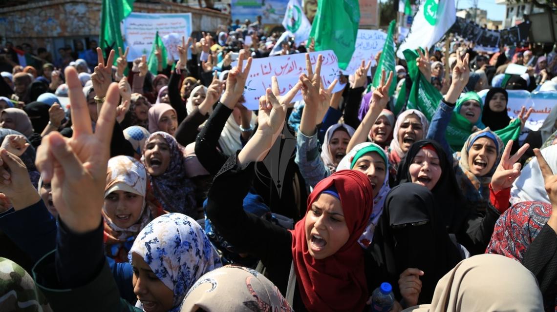 بالصور:مسيرة غضب لطلاب الجامعات بغزة تندد بالاعتداء الإسرائيلية بحق الشعب الفلسطينى