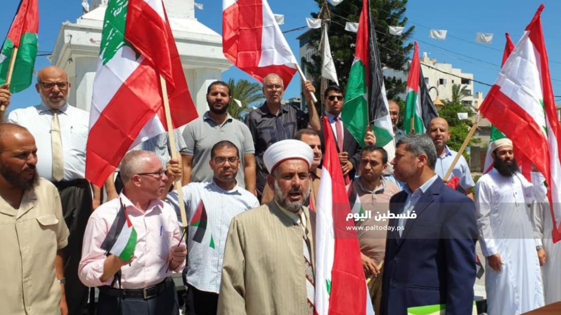 خريجو الجامعات اللبنانية في غزة ينظمون وقفة تضامنية مع الشعب اللبناني الشقيق