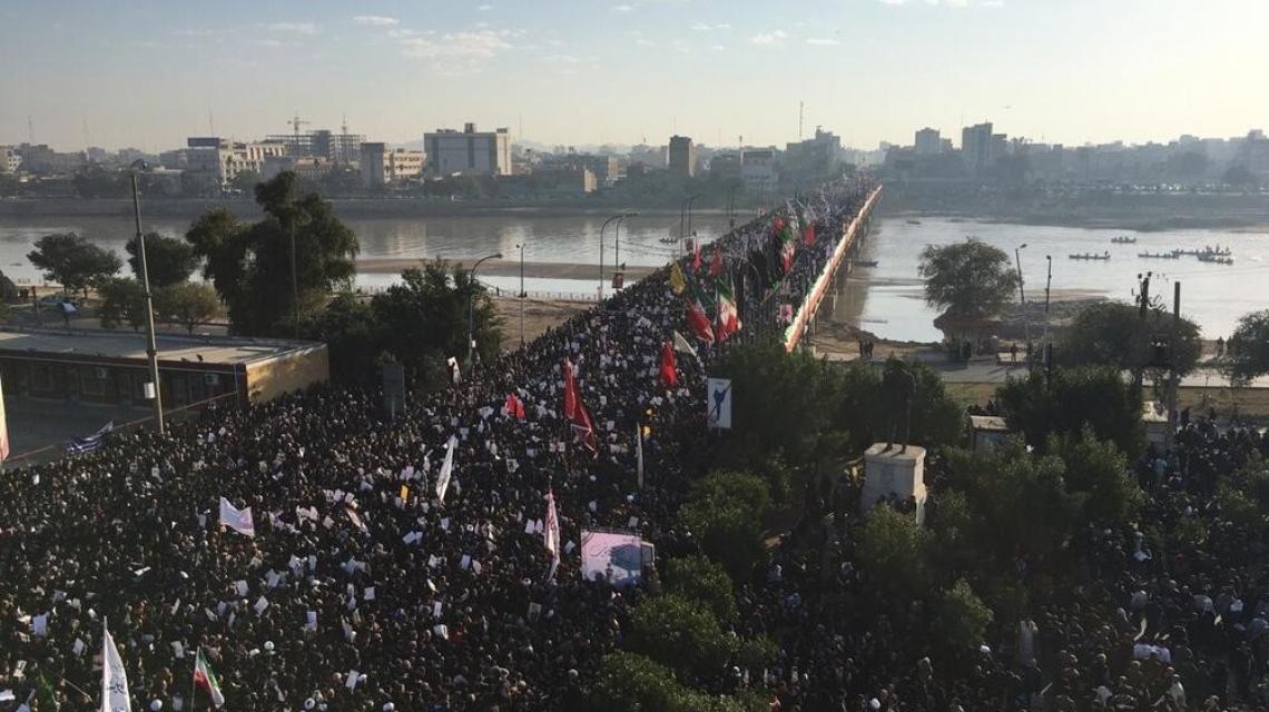 حشود غفيرة في الأهواز تشارك في تشييع جثماني الشهيدين "سليماني" و"المهندس"