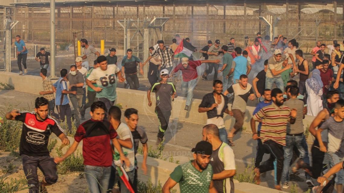مواجهات عنيفة بين الشبان وقوات الاحتلال أمام بوابة معبر بيت حانون ايرز شمال قطاع غزة