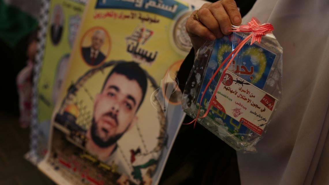 بالصور:اعتصام أهالي الأسرى في سجون الاحتلال أمام مقر الصليب الأحمر بغزة