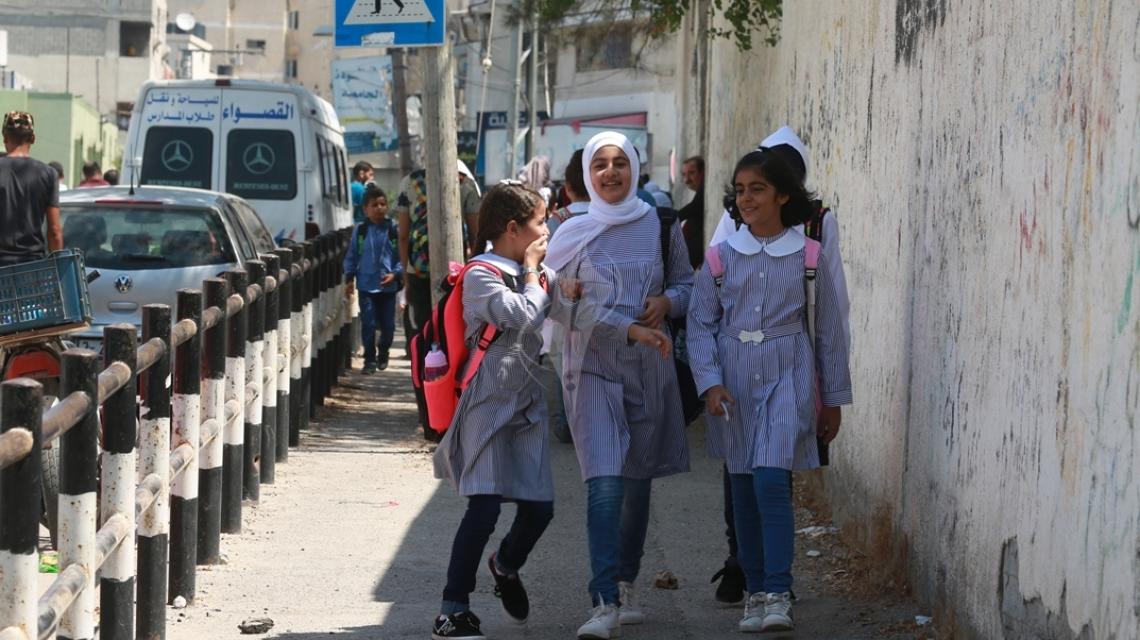 بالصور:طلبة غزيون يتوجهون إلى مدارسهم في أول أيام الفصل الدراسي الجديد