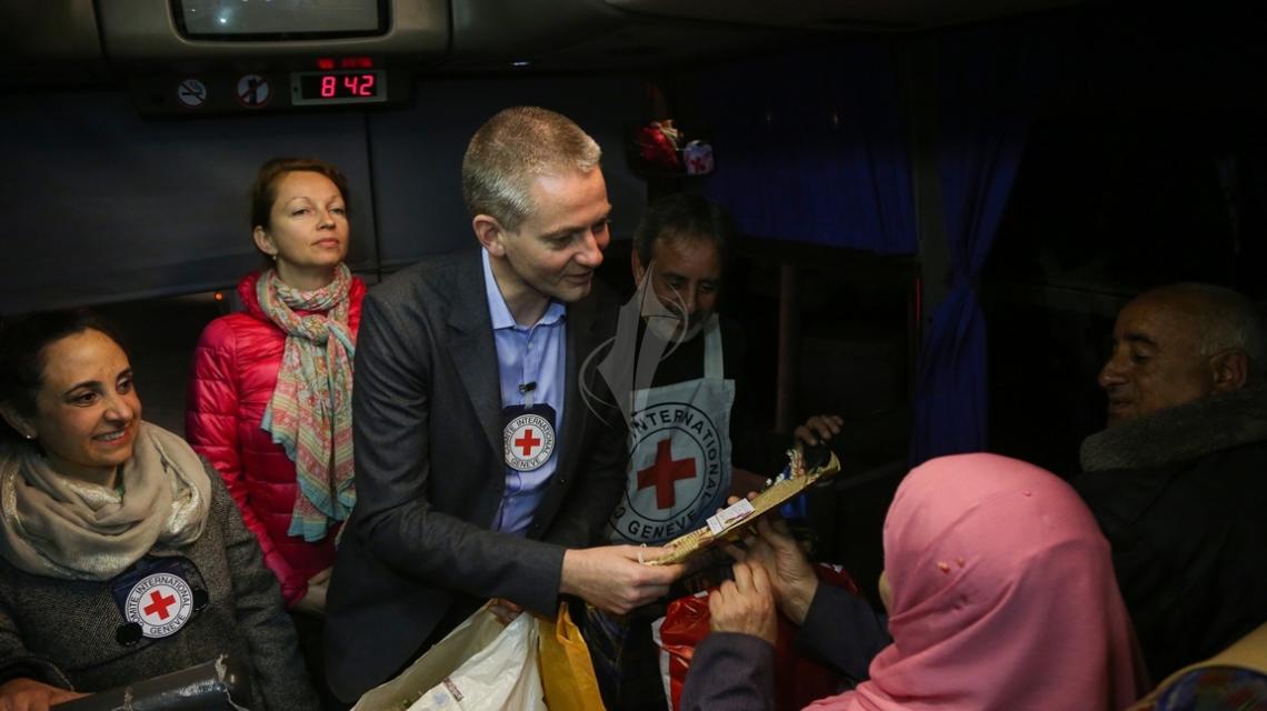 بالصور:في يوم الأم: مدير بعثة الصليب الأحمر يوزع الورد على أمهات المعتقلين
