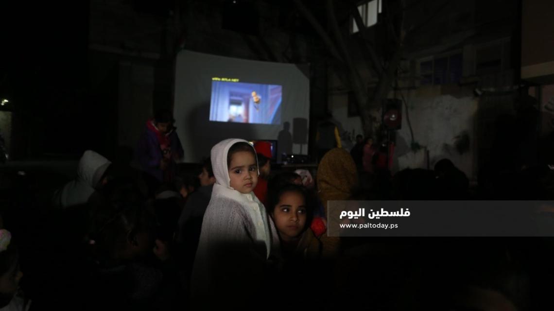 النصيرات: شاشة "سينما المخيم" تدخل الزقاق لترفيه الأطفال  