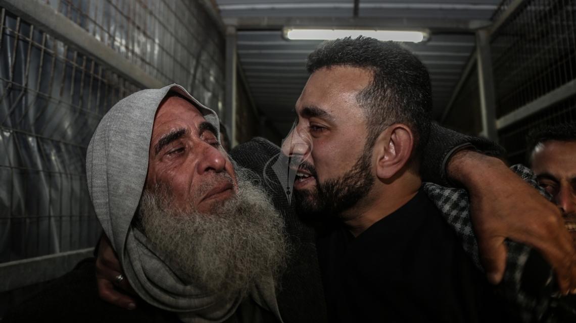 بالصور:الأسير فراس أبو زيد حفيد خنساء فلسطين الحاجة أم رضوان الشيخ خليل يتنسم عبق الحرية