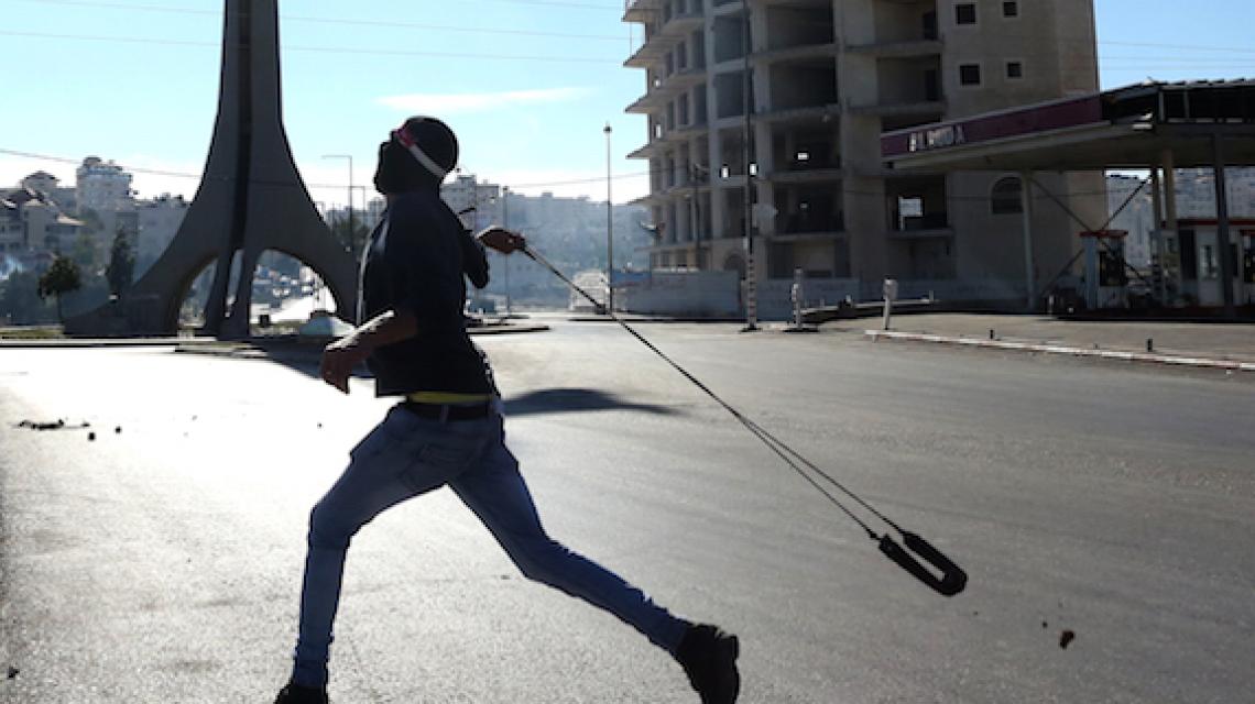 بالصور: مواجهات بين الشبان وقوات الإحتلال في المدخل الشمالي لمدينة البيرة "حي البالوع". تصوير: محمد فراج